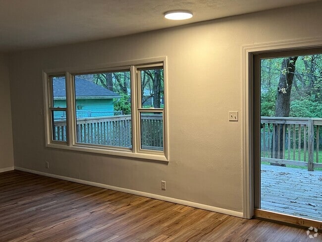 Building Photo - Spacious 4 BEDROOM 2 FULL BATHS PLENTY OF ... Rental