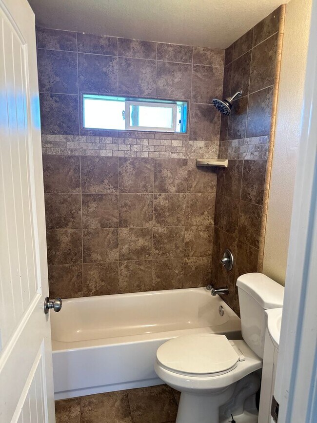 2/1 in established neighborhood, quiet - 2/1 in established neighborhood, quiet House