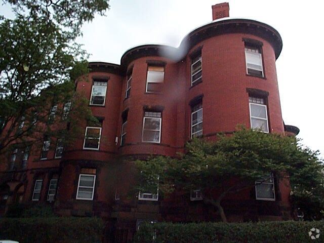 Building Photo - 1887 Beacon St Unit 1 Rental