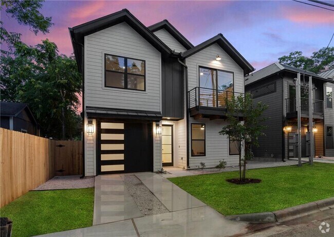 Building Photo - 2213 Santa Rosa St Rental