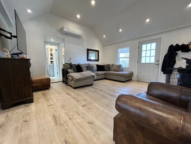 Photo - 515 S Meridian Rd