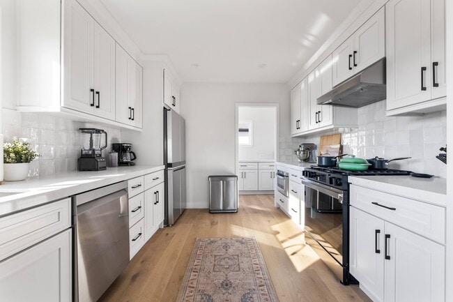 Cocina de chef con luz natural y electrodomésticos de lujo. - 1823 N Ditman Ave Casa