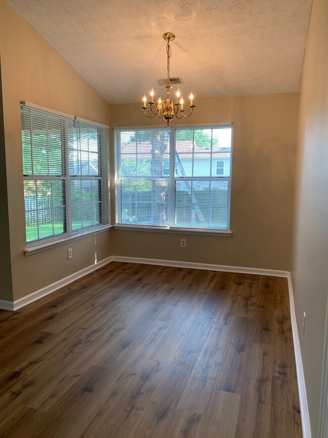 Photo - 213 Copperfield Ln