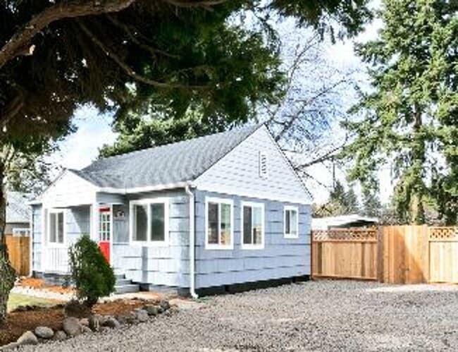 Building Photo - Charming 1+bd, 1ba Bungalow w/ Renovated A...