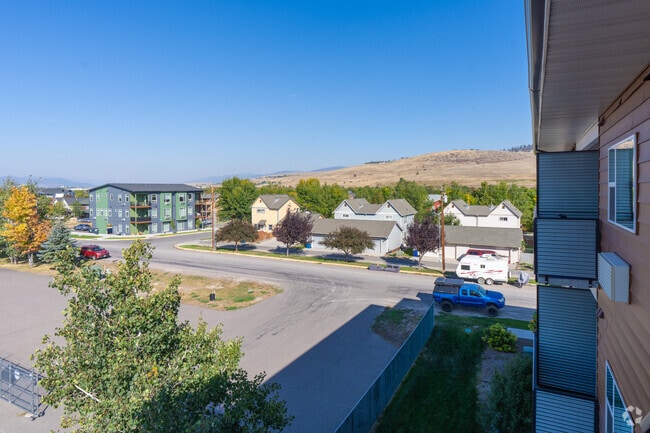 1 habitación, 1 baño - 500 pies cuadrados - Contexto del vecindario - Majestic Drive Apartments