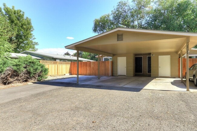 Building Photo - Beautifully Renovated 2 Bed, 1 Bath Townhouse – Available July 1st! Unit 2522 Arthur St.