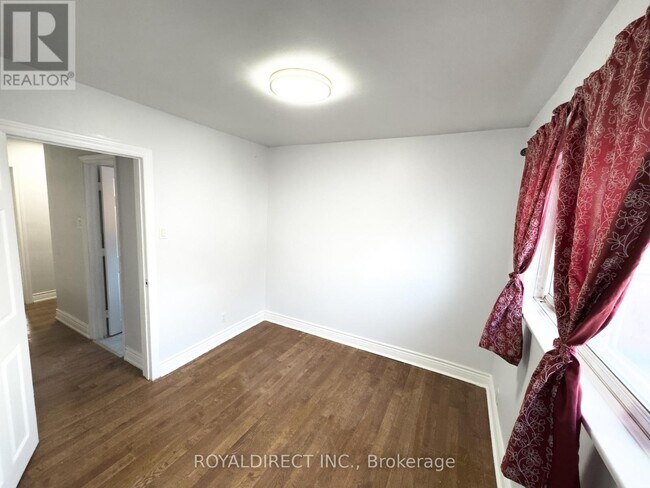 Photo - 3261 Lawrence Ave E