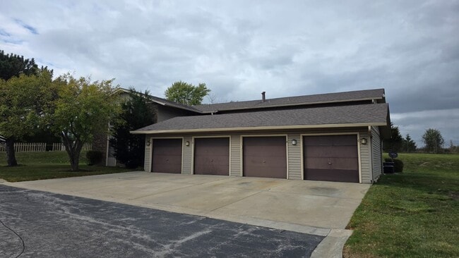 Building Photo - 1395 Alpine Ct Unit C