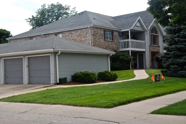 Vista de la calle del edificio principal - 3508 S 43rd St Unidad 2BR Condo Apt with Garage