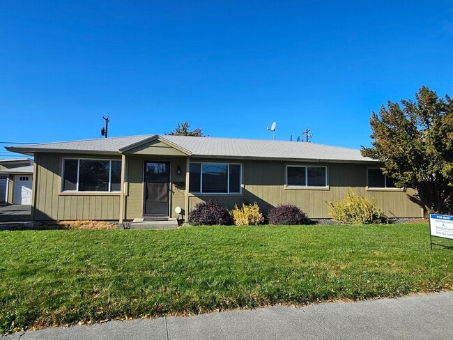 Building Photo - 3 Bedroom home in desirable neighborhood!