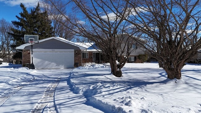 Building Photo - Spacious 5-Bedroom Family Home