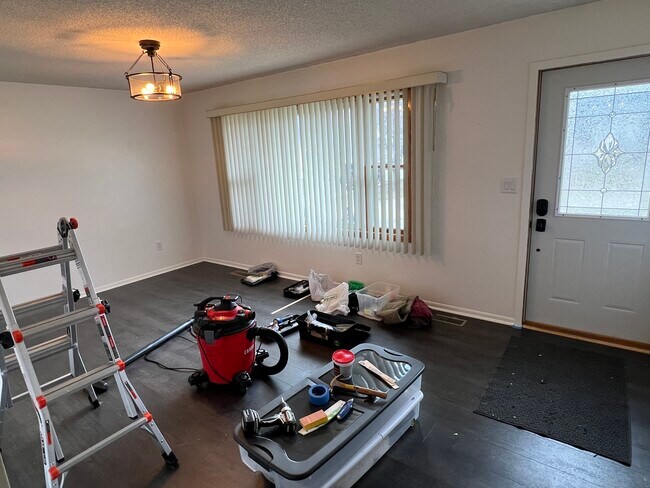 Photo - 607 James St NE