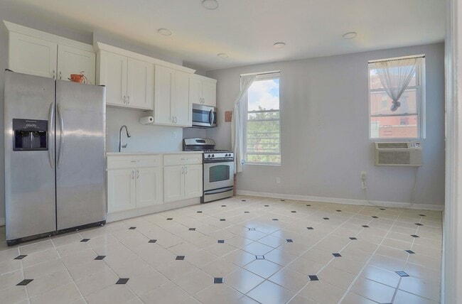 Building Photo - 730 Bergen Ave Unit 4