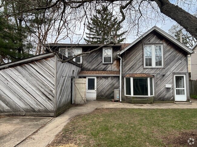 Building Photo - 1512 Wesley Ave Unit coach house