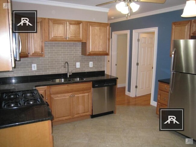 Building Photo - 3 bedroom in Brighton MA 02135 Unit 2