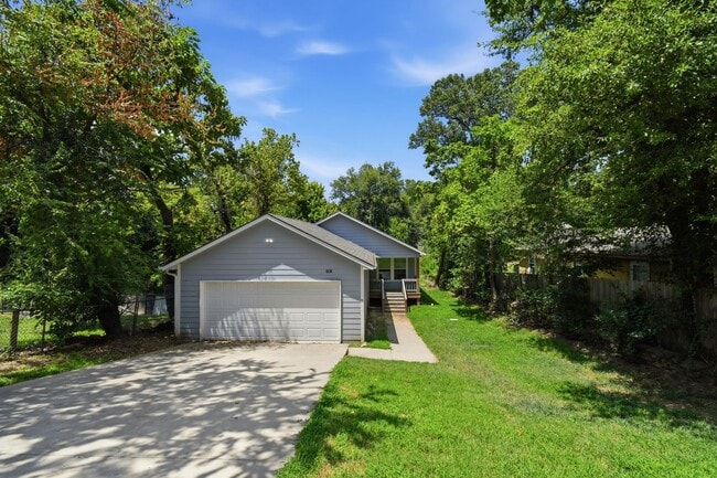 Building Photo - 4 Bedroom 2 Bath + Updated