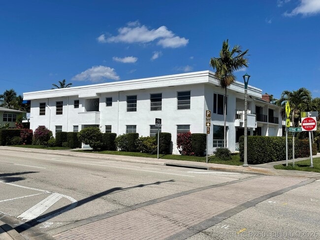 Building Photo - 6 Lucerne Ave Unit 3