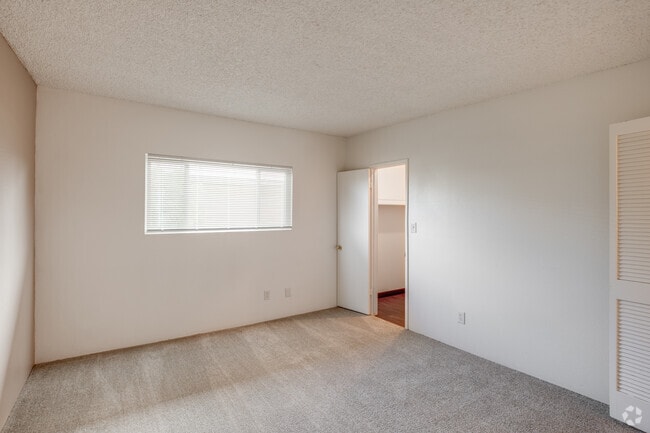 2BR, 1BA - 919 SF