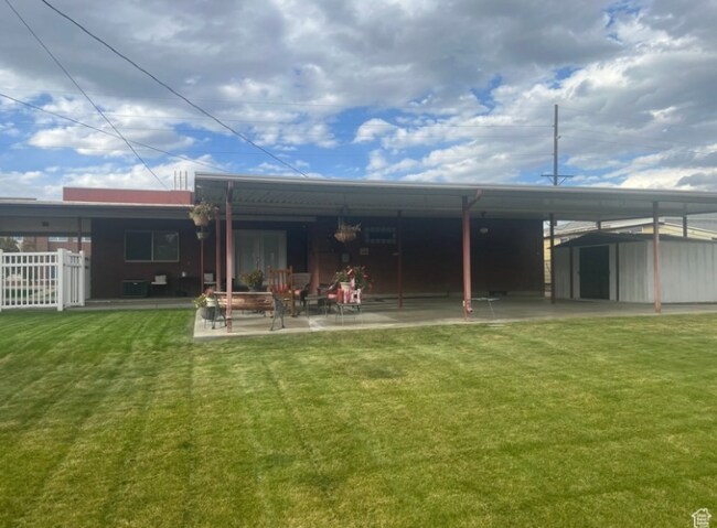 Photo - 466 E 400 N House