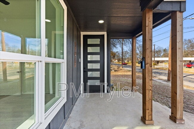 Photo - 1279 Bonham St