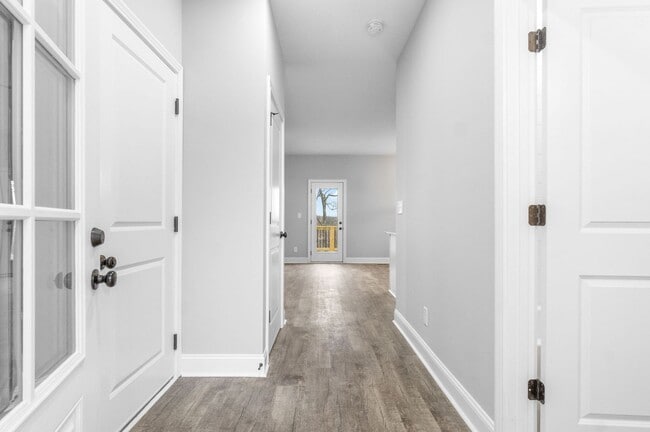 Photo - 4 Bedroom 3 Bath Pet Friendly Home For Rent Off Rossview Road!!