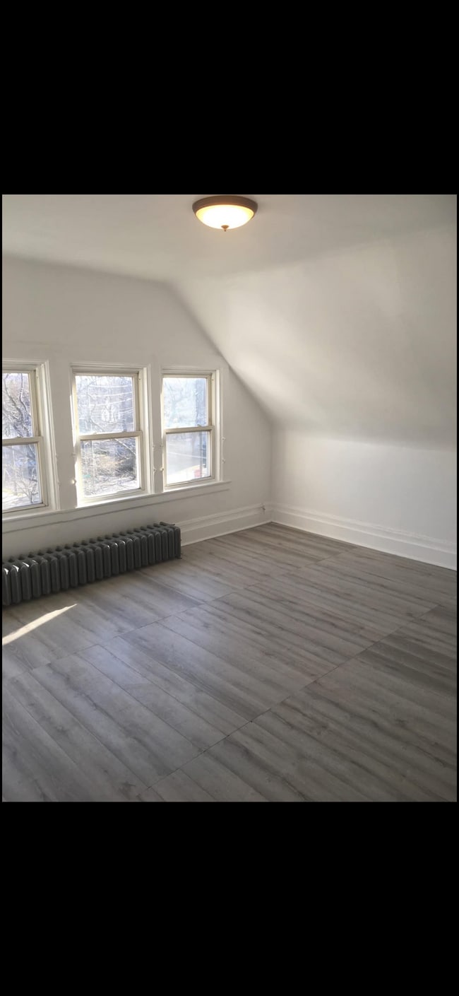 Building Photo - 357 Bedford Ave Unit 3rd Floor 2 Bedroom Apartment