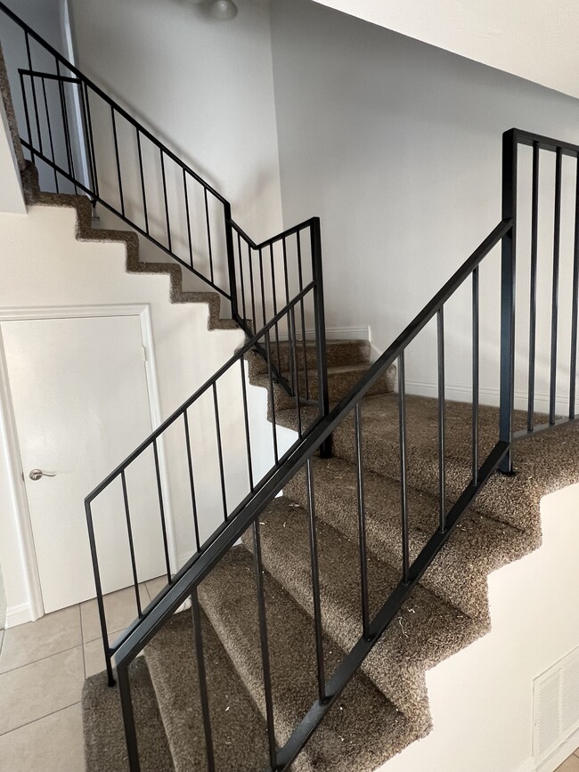 Escaleras - 2187 Trafalgar Ave