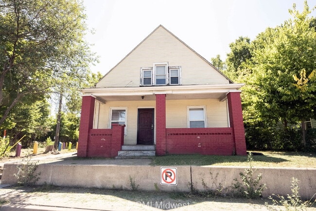 Photo - 445 W 29th St