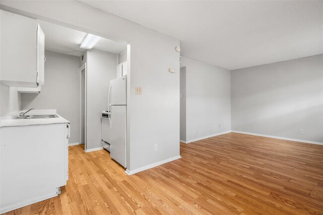 Building Photo - 307 E 31st St Unit 206