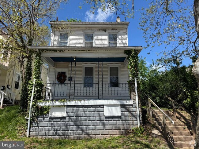 Building Photo - 673 Walnut St Rental