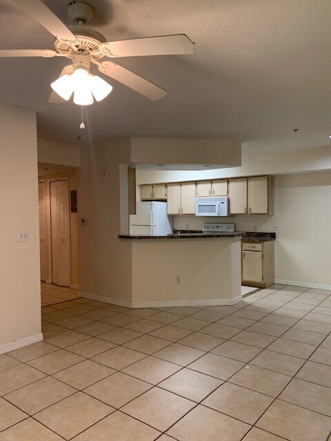 Counter bar and eat in area