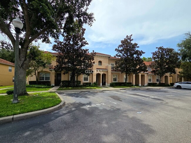 Building Photo - Three Bedroom unfurnished town house (Kiss...