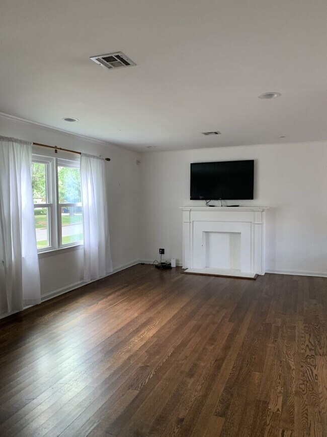 Photo - Beautiful Florence Park South home with hardwood floors throughout.