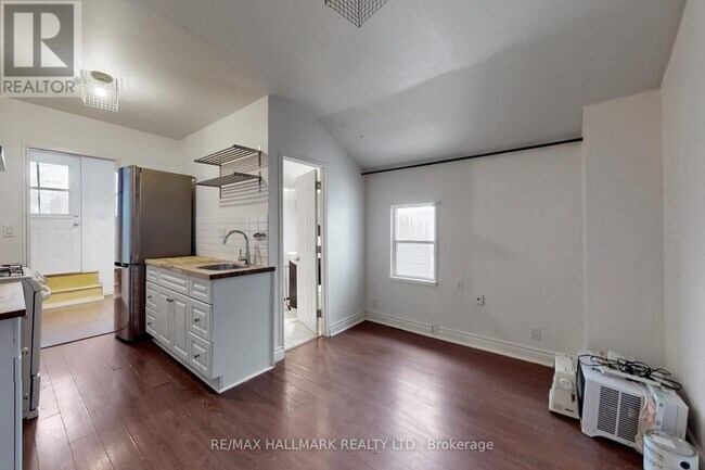 Photo - 557 Parliament St