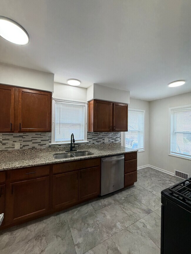 Photo - 1822 W 187th St