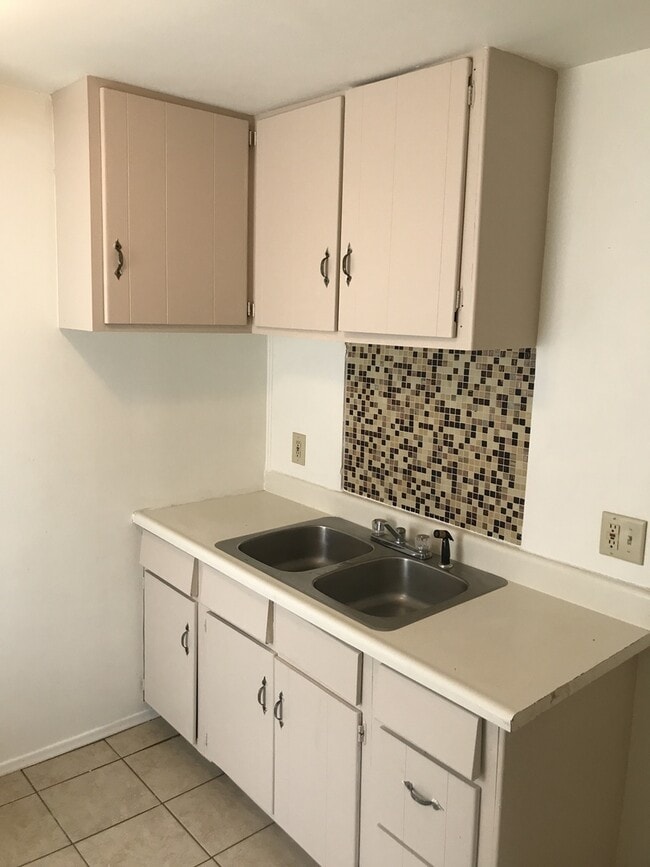 Building Photo - 900 W Main St Unit Upper