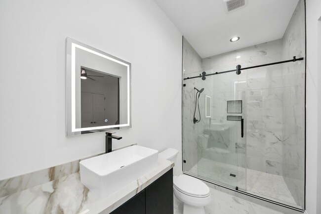 Photo - 504 Sampson St