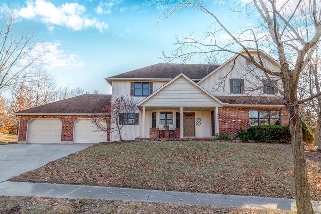 Building Photo - Large SW CoMo Duplex - 4 bed - 2.5 bath