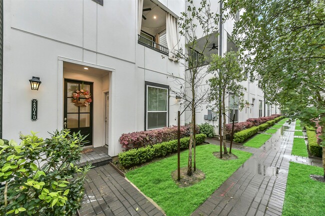 Building Photo - 2804 Grand Fountains Dr