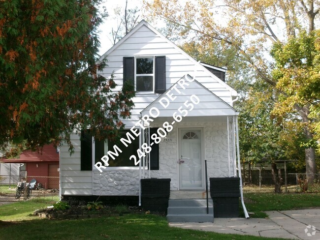 Building Photo - PRICE REDUCTION:  3-Bedroom Bungalow in Ro... Rental