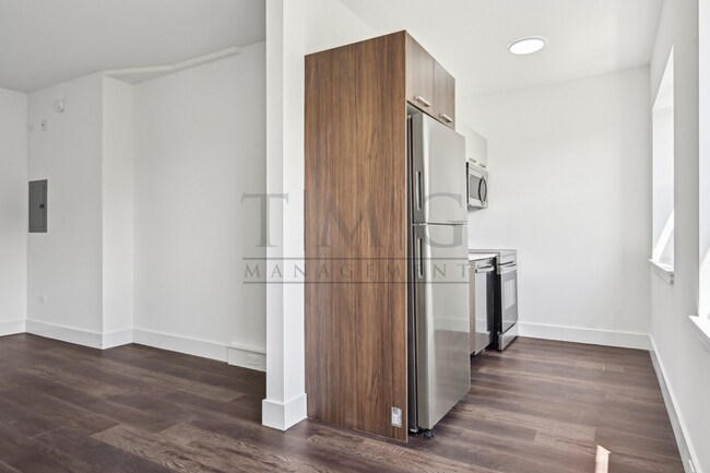 Photo - Sleek, Bright & Brand New — Stylish Studio... Unit 1553 - 306