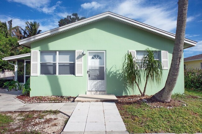 Building Photo - 2 Bedroom Duplex in Naples Park - Annual Rental