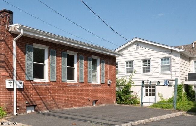 Building Photo - 214 Woodcliff Ave Unit 1