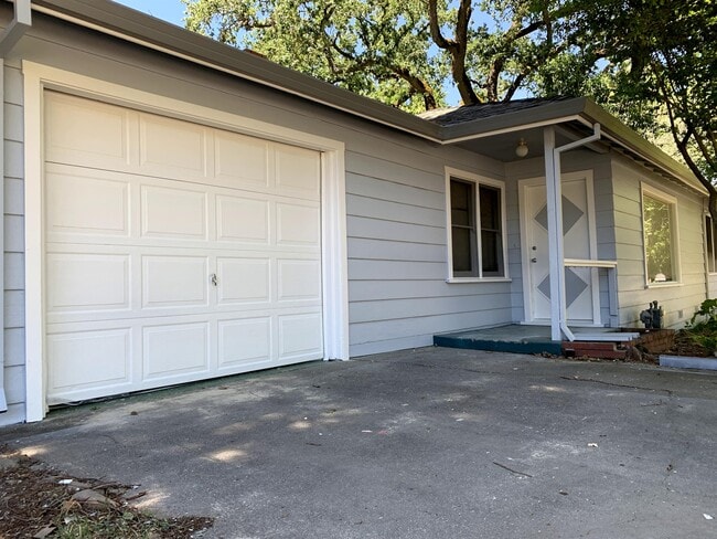 Building Photo - 211 Brand Rd