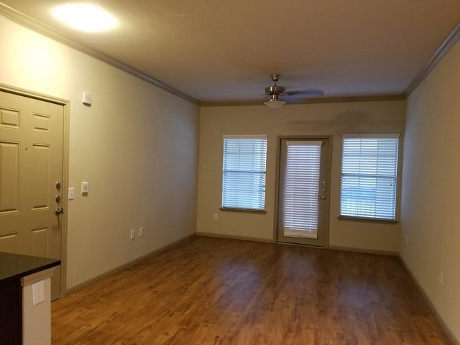 No más derrames. Mira el piso.