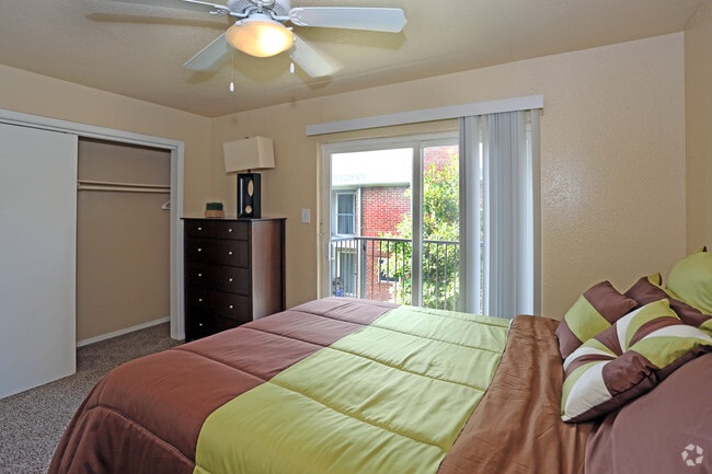 2Bd/1.5Bath Town Home - Williamsburg Apartments