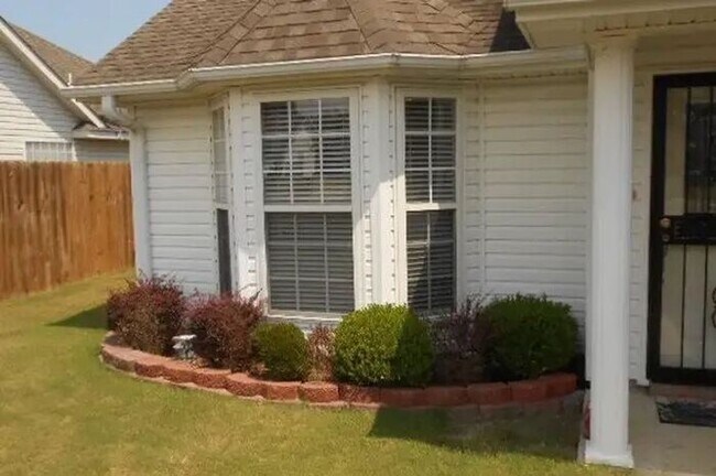 Photo - Beautiful 3 bed /2 bath home - Nettleton school district has a fenced back yard and 2-car garage