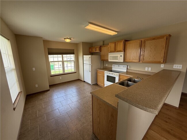 Photo - 213 Foxglove St