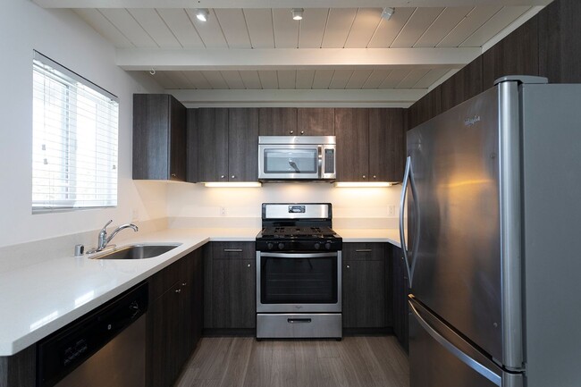 Building Photo - *OPEN HOUSE: 10/18 11AM-12PM* Ocean Beach ... Unit 05