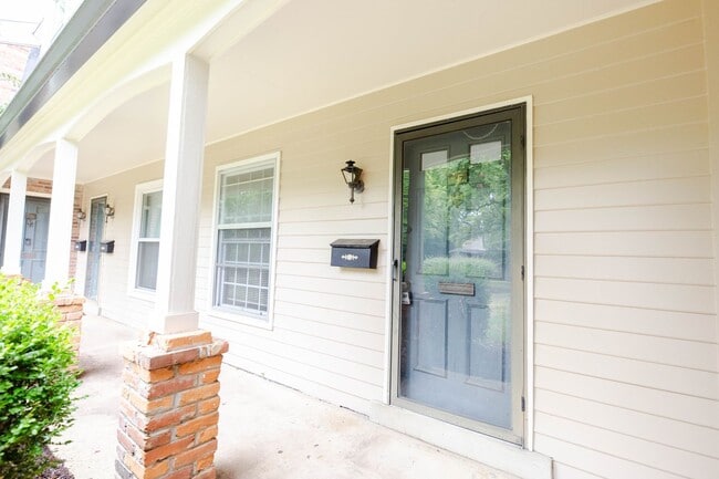 Building Photo - Green Hills Condo in the Georgetown